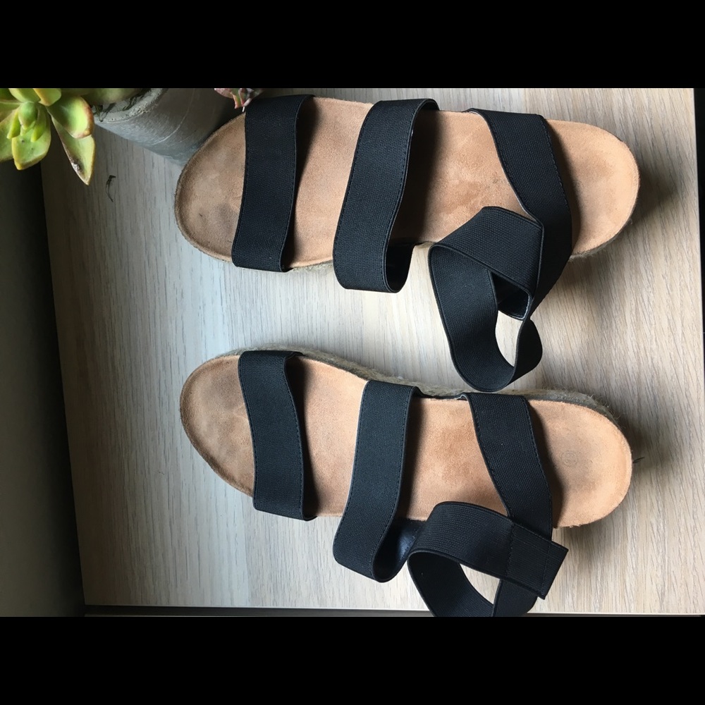 Cute black sandals!
